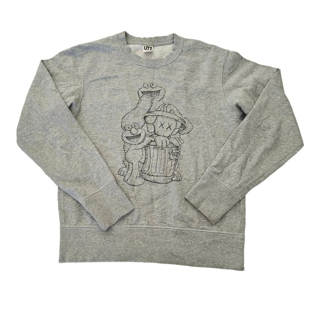 Uniqlo Gray Graphic Crewneck Sweatshirt